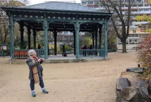 Idosa aproveita paisagem em parque de Paris