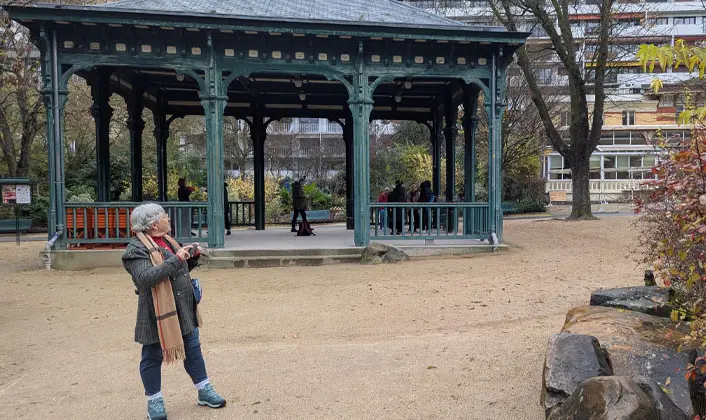 Idosa aproveita paisagem em parque de Paris