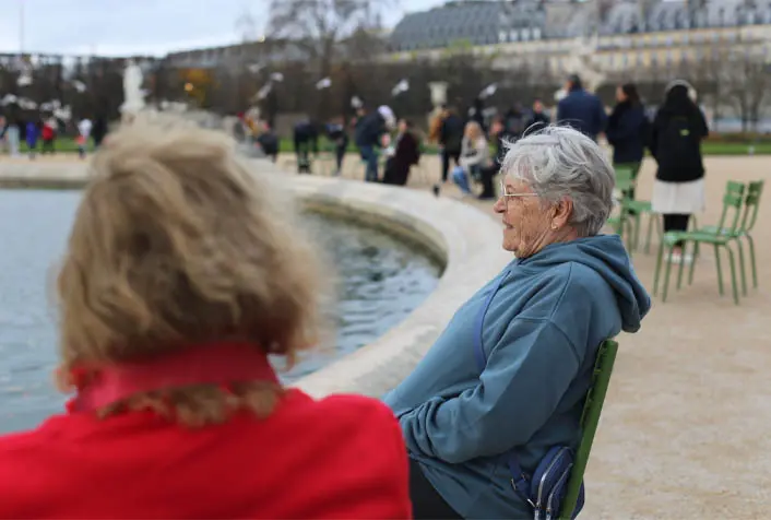 Turista descansa no Jardin des Tuileries próximo ao Louvre