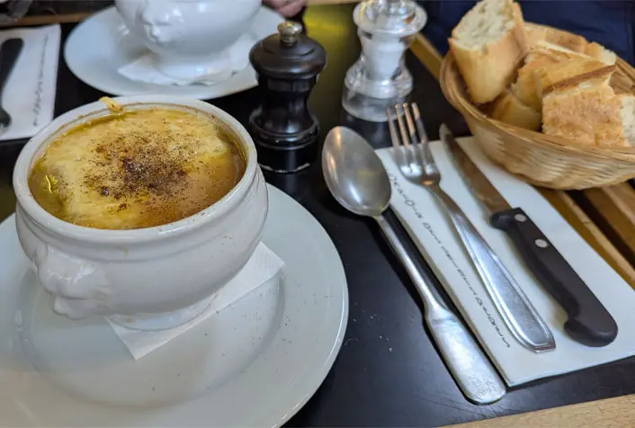 Típica entrada de sopa de cebola em brasserie de Paris