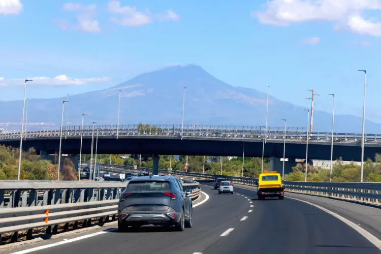 Carros circulando em estrada na Toscana, próximo a Florença