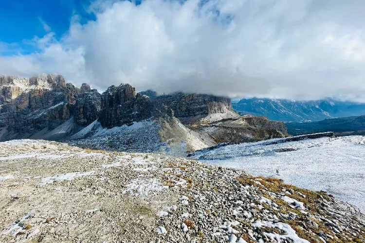 Vista do alto das Dolomitas na Itália