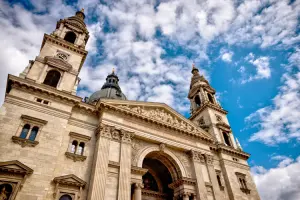 Fachada neoclássica da Basílica de Santo Estêvão em Budapeste, com cúpula e torres sineiras