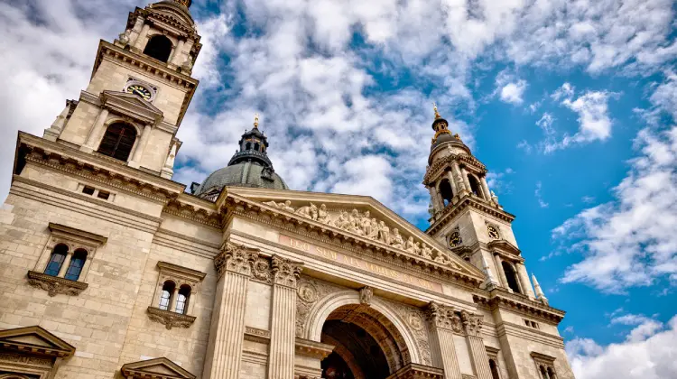 Fachada neoclássica da Basílica de Santo Estêvão em Budapeste, com cúpula e torres sineiras