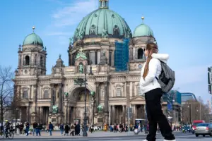 Mulher em frente a Berliner Dom