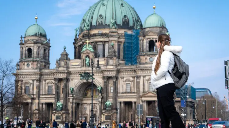 Mulher em frente a Berliner Dom