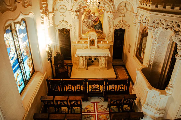 Interior da Capela da Santíssima Trindade, na Quinta da Regaleira.