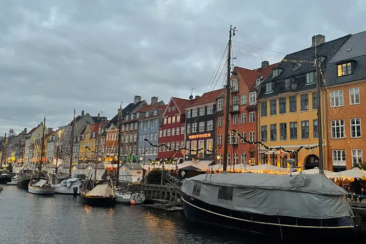 Casas coloridas a beira rio em Copenhague