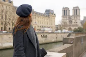 mulher, em Paris em novembro