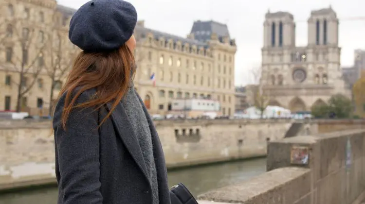 mulher, em Paris em novembro