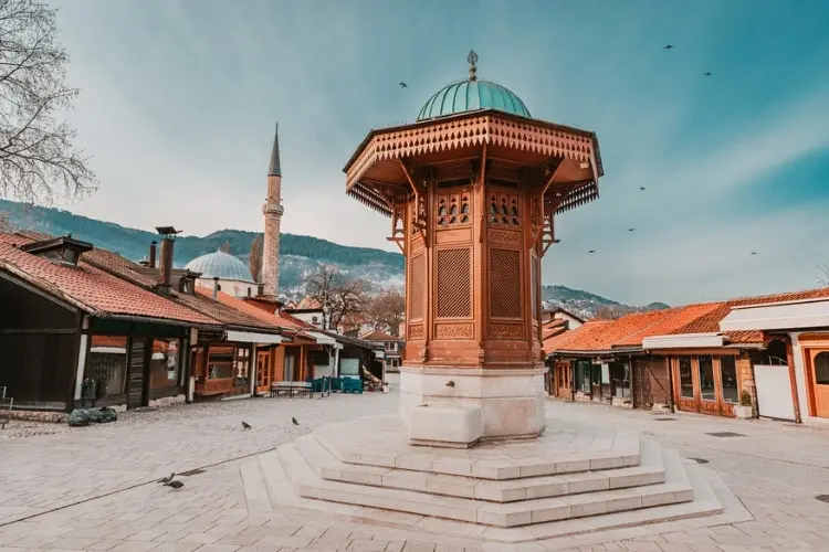 Praça com minarete ao fundo