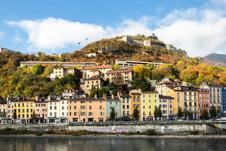 Vista de Grenoble, em dia nublado