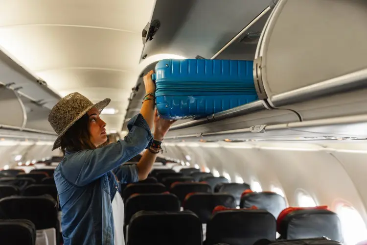 Mulher dentro do avião