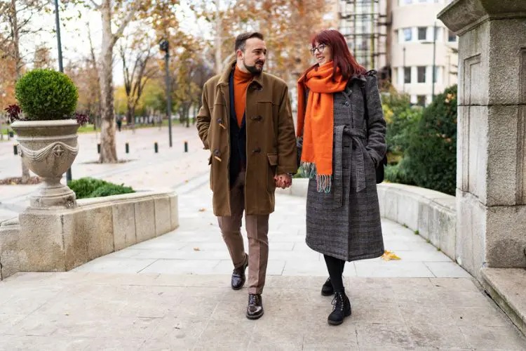 Casal viajando pela Europa no outono