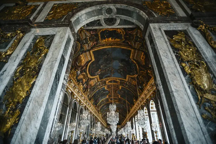 Galeria dos Espelhos, a sala mais visitada do Palácio de Versalhes.