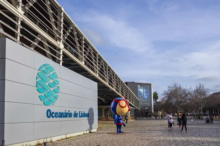 Entrada do oceanario de Lisboa, em dia nublado
