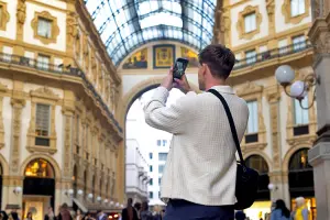 Turista tira foto da da Galleria Vittorio, em Milão.