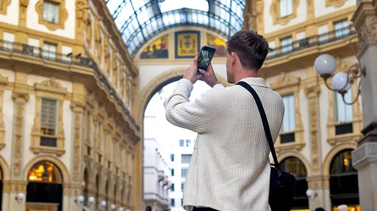 Turista tira foto da da Galleria Vittorio, em Milão.