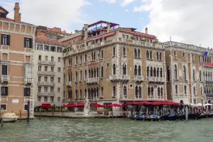 Vista de hotéis onde se hospedar em Veneza.