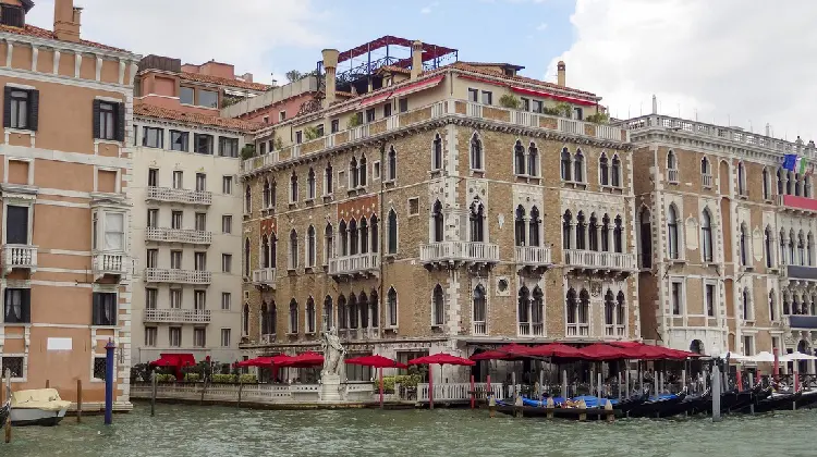 Vista de hotéis onde se hospedar em Veneza.