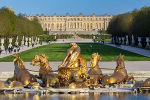 Escultura dourada no Jardins de Versalhes, França.