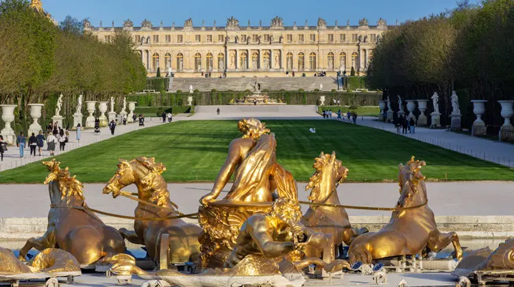 Escultura dourada no Jardins de Versalhes, França.