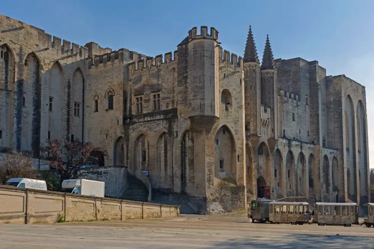 Palácio Papal em dia de sol