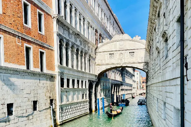 Gôndola passando pela Ponte dos Suspiros em Veneza.