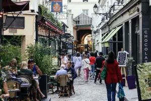 Turistas fazem refeição em região parisiense