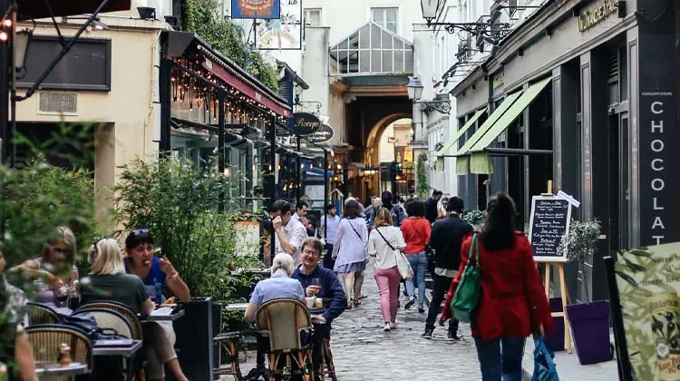 Turistas fazem refeição em região parisiense