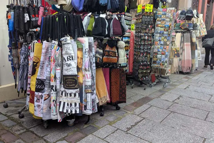 Produtos pega-turista expostos em Montmartre