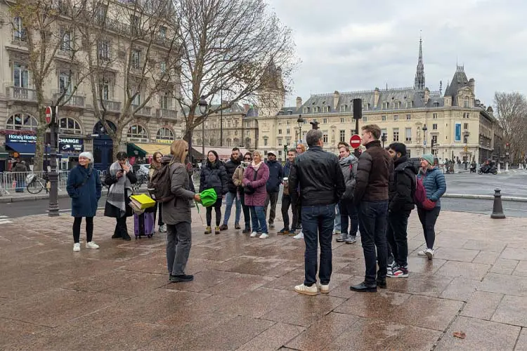 Guia de viagem acompanha turistas na região parisiense