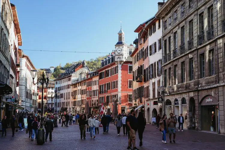 Rua de Chambéry em dia de sol
