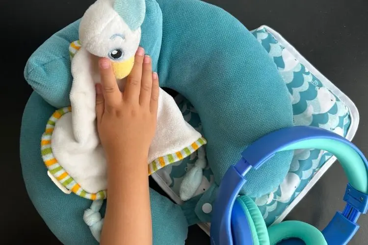 itens de bebê e mão de criança