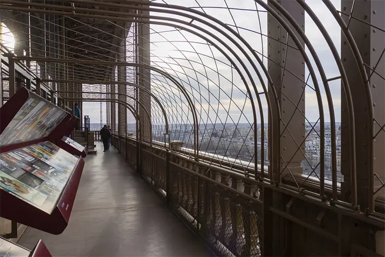 Deck da Torre Eiffel em dia de pouco movimento.