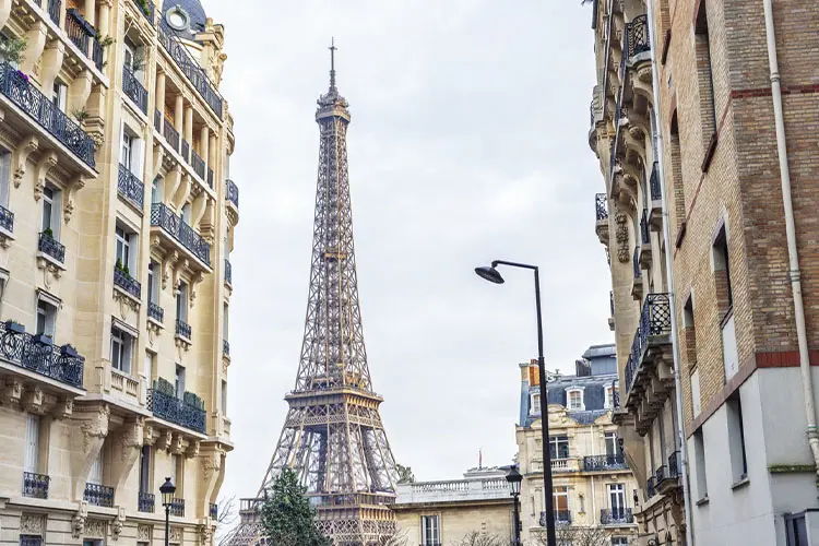Torre Eiffel emoldurada por prédios residenciais em Paris.