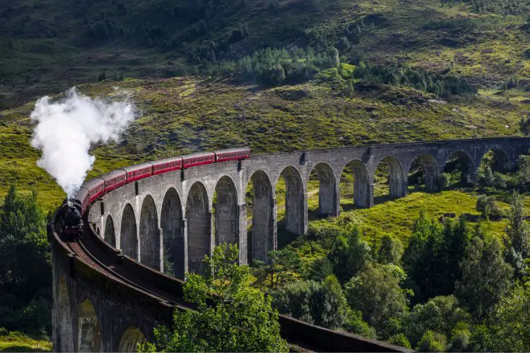 Trem a vapor passando no Viaduto Glenfinnan