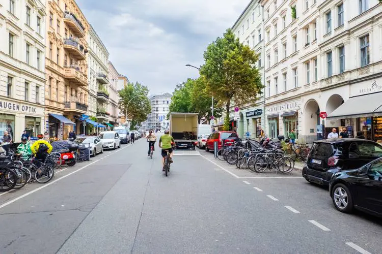 Rua movimentada do bairro de Kreuzberg