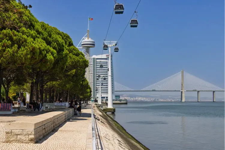 Teleférico do Parque das Nações em dia de sol