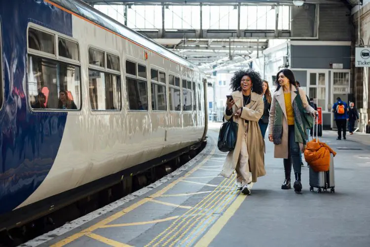 Mulheres na estação prontas para viajar de trem na Europa