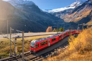 Trem vermelho nos trilhos de uma cidade da Europa