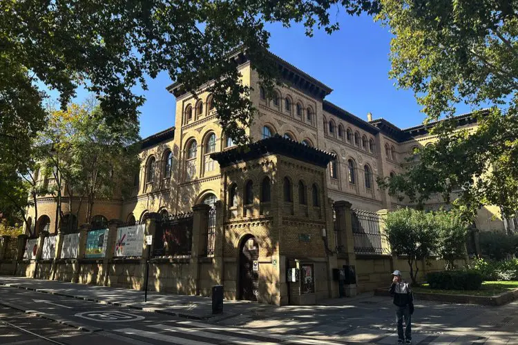 Imagem da Universidade de Zaragoza, com céu azul