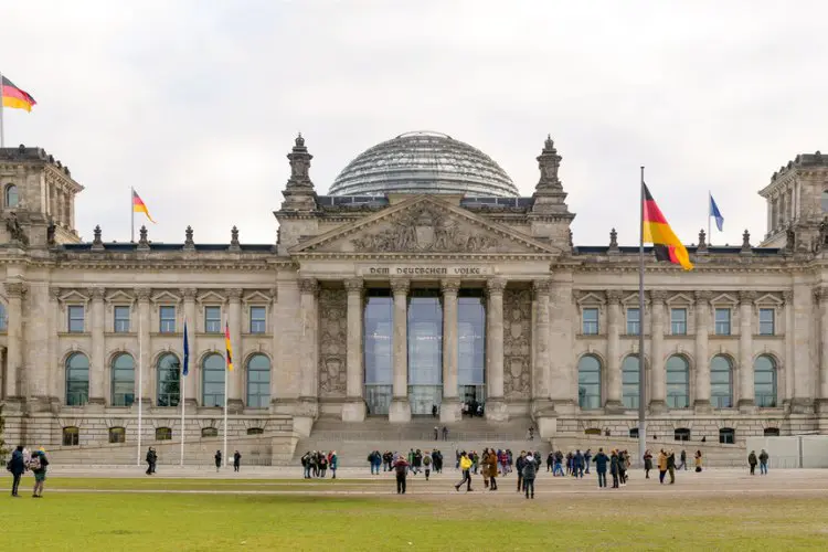 Pessoas caminhando em frente ao Reichstag