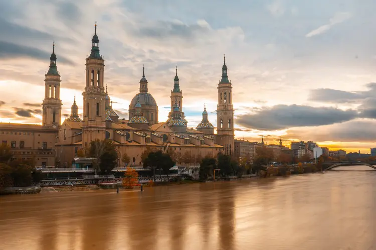 Basílica de Nossa Senhora do Pilar, no pôr do sol