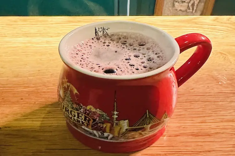 Vinho quente em um Mercado de Natal