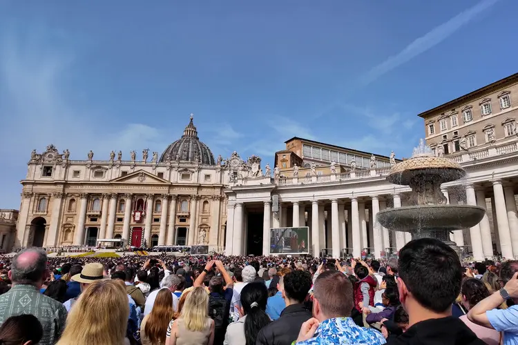 Papa realiza cerimônia na praça de São Pedro em Roma