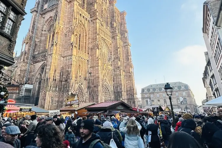 Mercado de Natal de Estrasburgo durante o dia