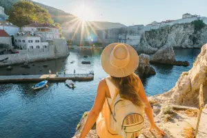 Turista com Falcon Seguro Viagem Europa