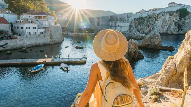 Turista com Falcon Seguro Viagem Europa