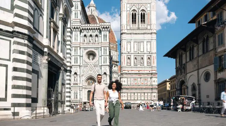 Casal com ingresso para Galeria Uffizi em Florença